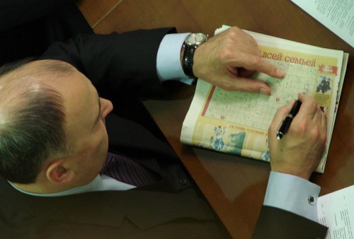 Депутат Шаров вместо работы в парламенте решает кроссворды