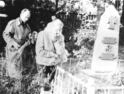 1991 р., Валентина Чорновіл і В’ячеслав Чорновіл на могилі батьків під час президентської кампанії на Черкащині