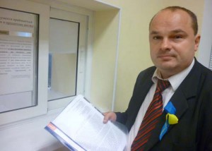 На фото Вадим Гладчук в канцелярии суда