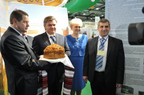 Едуард Ставицький (по центру) люб'язно запрошує підприємців до партнерства з державою